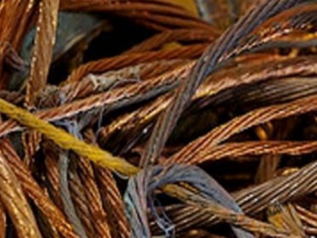 Χειροπέδες... από τα καλώδια της ΔΕΗ!