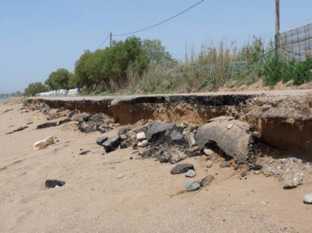 Καλαμάτα: Η θάλασσα «έφαγε» τον δρόμο!