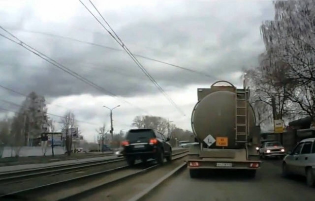 Βίντεο: Οδηγώντας στη Ρωσία... Μάη μήνα...