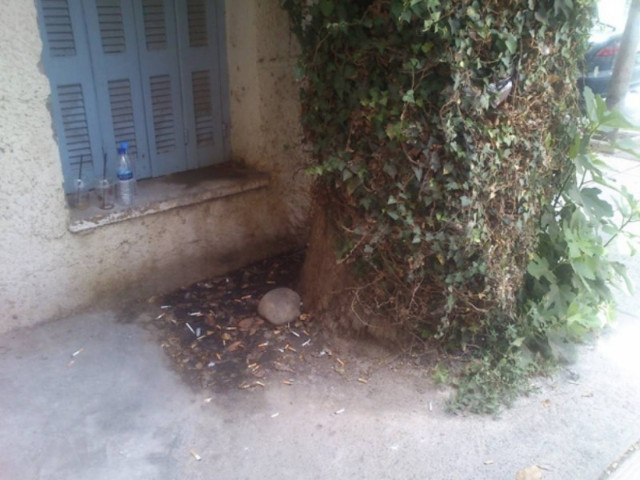 ΣΟΚ: Κάνουν την ανάγκη τους στην είσοδο του Εφετείου Ηρακλείου