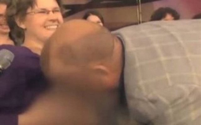 Απίστευτο: Παρουσιαστής πίνει γάλα από το στήθος μιας γυναίκας!