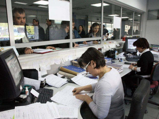 Προ των πυλών η απόλυση δημοσίων υπαλλήλων