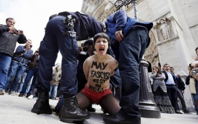 Γυμνόστηθη στην Παναγία των Παρισίων: Οι φασίστες να πάνε στην κόλαση