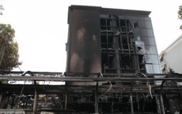 Μεγάλη φωτιά στη Γλυφάδα - Στάχτη γνωστή καφετέρια και ο ΕΟΠΥΥ