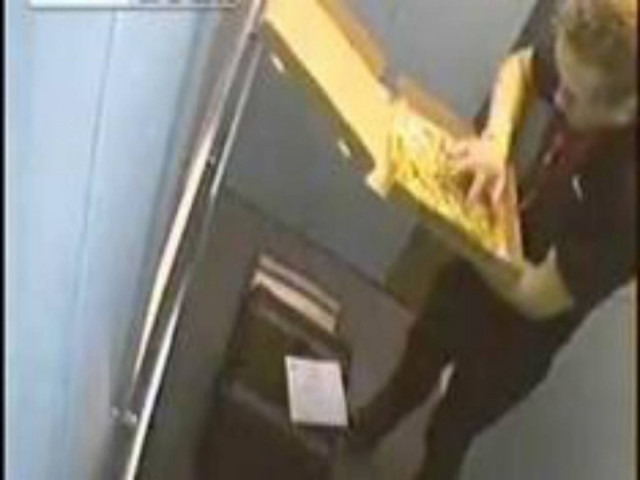 Βίντεο: Δείτε τι έκανε στην πίτσα ο ντελιβεράς προτού την παραδόσει!