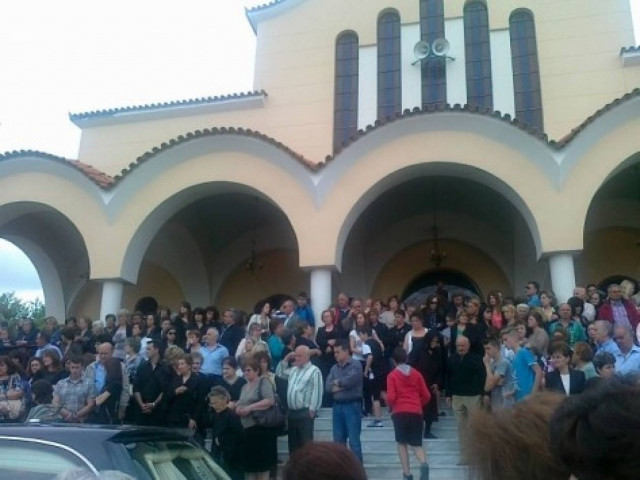 Θρήνος στην κηδεία της δασκάλας που δολοφόνησε ο γιος της (φωτό)