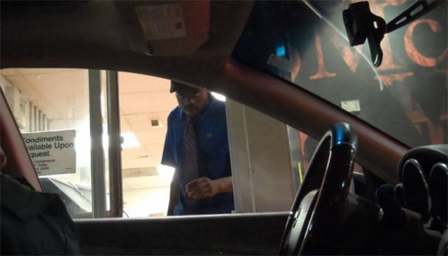 Η ανατριχιαστική φάρσα που σαρώνει: Το... ακέφαλο ζόμπι!