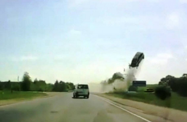 Βίντεο - Σοκ: Αυτοκίνητο εκσφενδονίστηκε στον αέρα!
