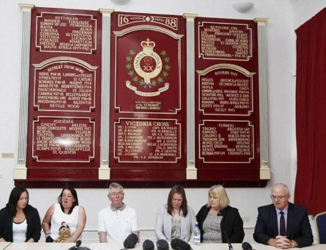 Απαγόρητη η οικογένεια του Άγγλου στρατιώτη (pics)