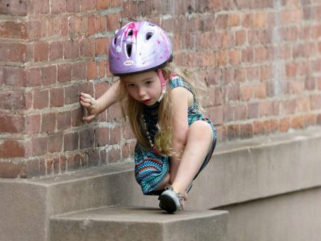 Ποια είναι η διάσημη μαμά αυτού του τρισχαριτωμένου κοριτσιού;