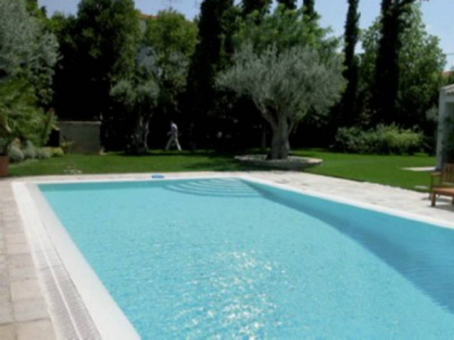 Απίστευτο: Δείτε με τι γέμιζαν την πισίνα τους στη Θεσσαλονίκη