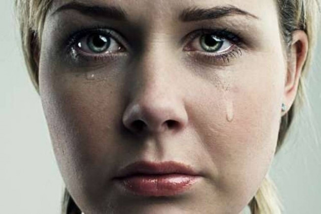 Επίταξαν καθηγήτρια ενώ έκλαιγε τον πατέρα της πάνω στο φέρετρο