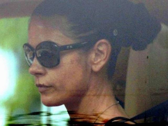 C. Zeta Jones:Θλιμμένη κατά την έξοδό της από την ψυχιατρική κλινική