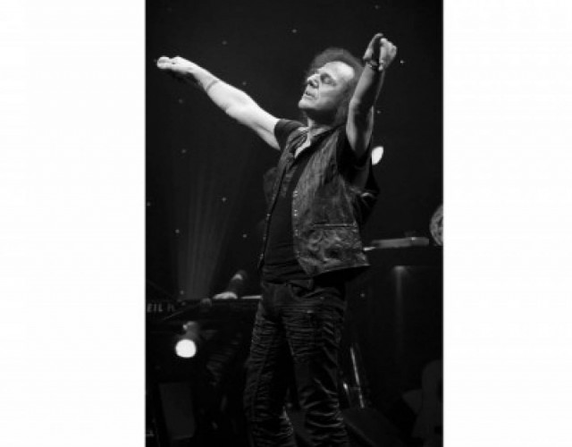 Ο Βασίλης Παπακωνσταντίνου γιορτάζει 40 χρόνια στη δισκογραφία