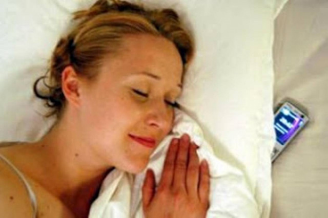 Πως το φως από κινητά και υπολογιστές επηρεάζει τον ύπνο