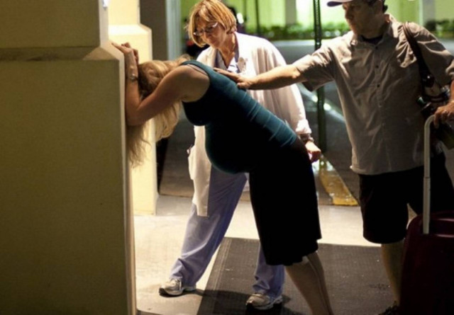 Έσπασαν τα νερά της και γέννησε στο πεζοδρόμιο (pics)