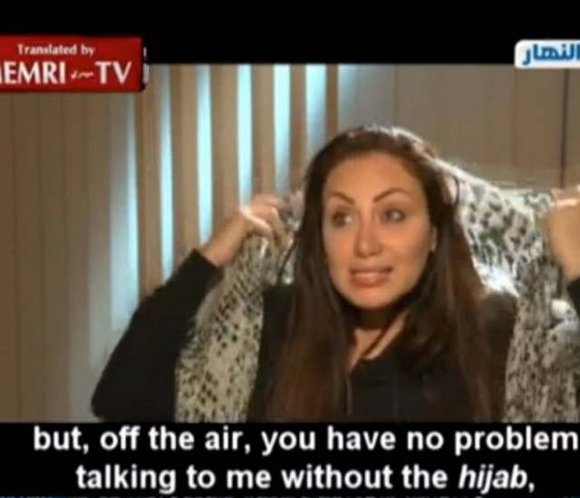 Τόλμησε να βγάλει τη μαντήλα και ο ιμάμης έπαθε αμόκ (βίντεο)