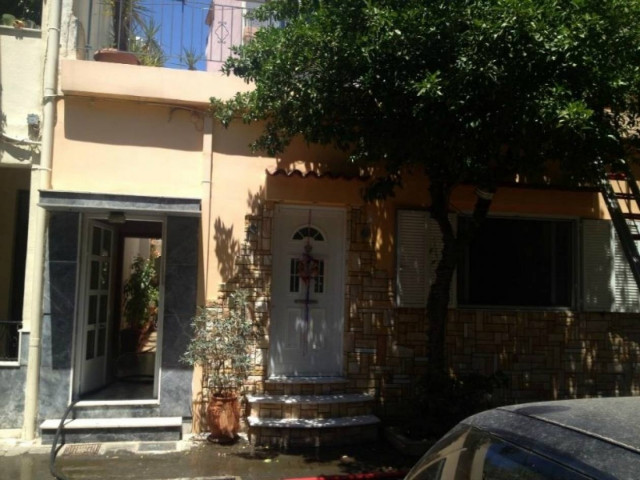 Φωτογραφίες από τη φωτιά στα Καμίνια