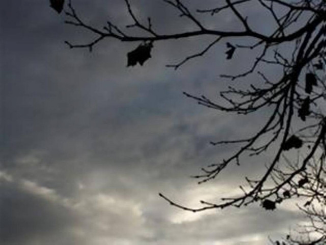 Πτώση της θερμοκρασίας και σποραδικές καταιγίδες τη Δευτέρα