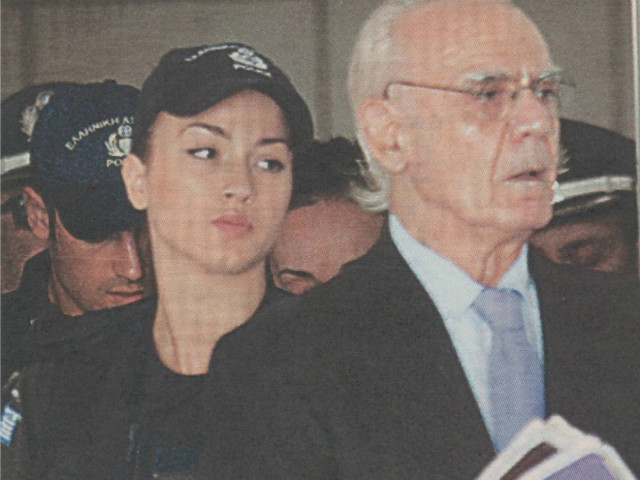 Δείτε ποια είναι η εντυπωσιακή αστυνομικός στο πλευρό του Άκη