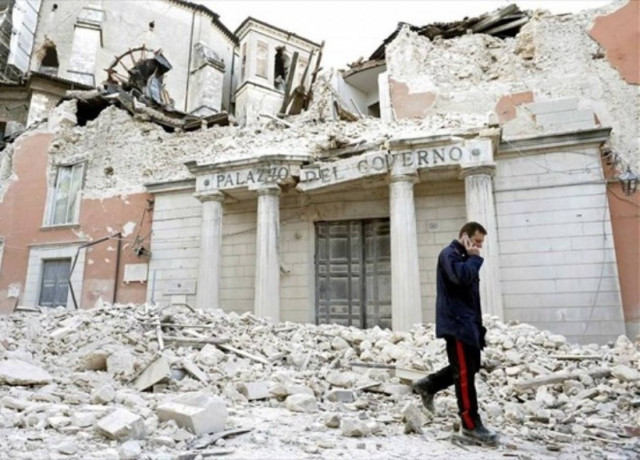 Ιταλία: «Xρειάζονται 11 δισ. ευρώ για να μην πεθάνει η Λ΄ Άκουιλα»