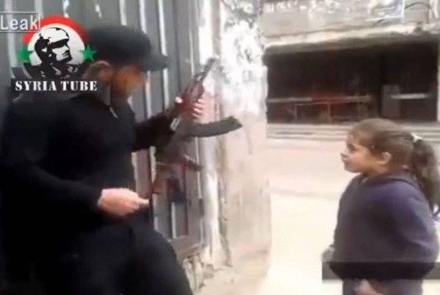 Βίντεο: Κοριτσάκι πυροβολεί με καλάσνικοφ στο Λίβανο