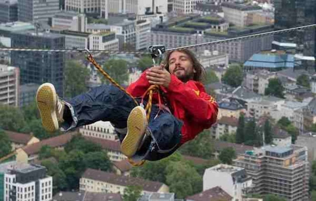 Υψοφοβικός περπάτησε 185 μ. πάνω από το έδαφος! (pics)