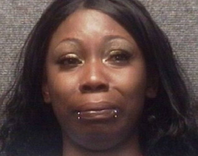 Απίστευτο: Τη συνέλαβαν επειδή φορούσε...