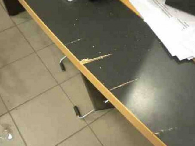 Βίντεο: «Έβγαλε μπαλτά και άρχισε να χτυπά γραφεία της εφορίας»