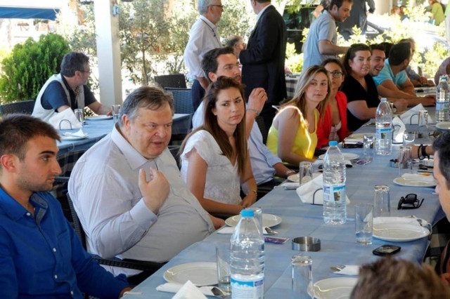 Για ουζομεζέδες στη Χαλκίδα ο Βενιζέλος