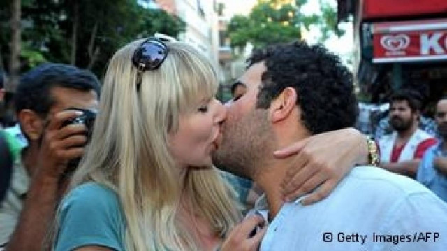 SZ: «Η Τουρκία θα πρέπει να εγκαταλείψει το αλκοόλ»