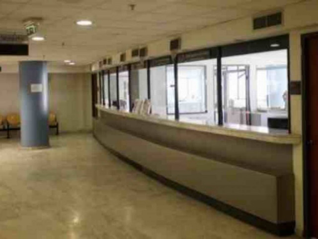 Χανιά: Η γυναίκα με τον μπαλτά χτύπησε γραφεία (pic)