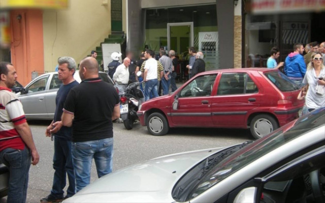 Αγρίνιο: Έδειραν μέλος της Χρυσής Αυγής πάνω στο κούρεμα (pics)