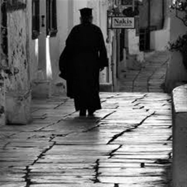 Iερέας καταπλακώθηκε από ντεπόζιτο και έχασε τη ζωή του