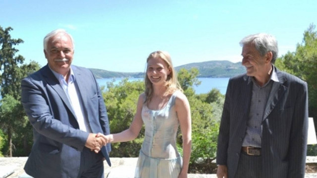 H νέα ιδιοκτήτρια του Σκορπιού ποζάρει στο νησί! (pic)