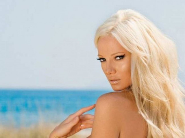 Κι όμως η Τζούλια επιστρέφει στην Ελλάδα! (φωτο)