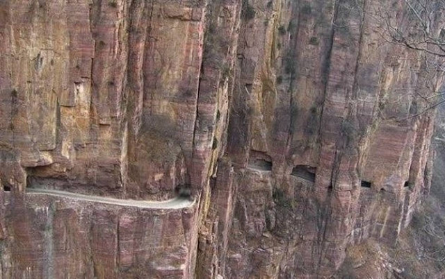 Ένας δρόμος που το λάθος είναι μοιραίο (pics)