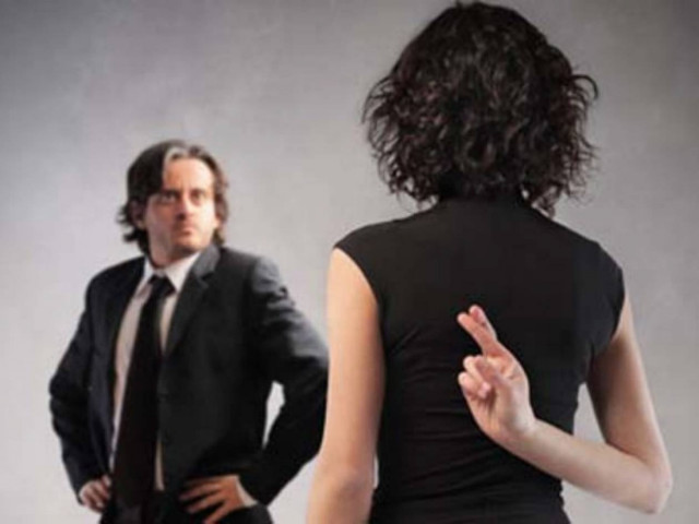 9 κόλπα για να καταλάβετε αν σας λέει ψέματα