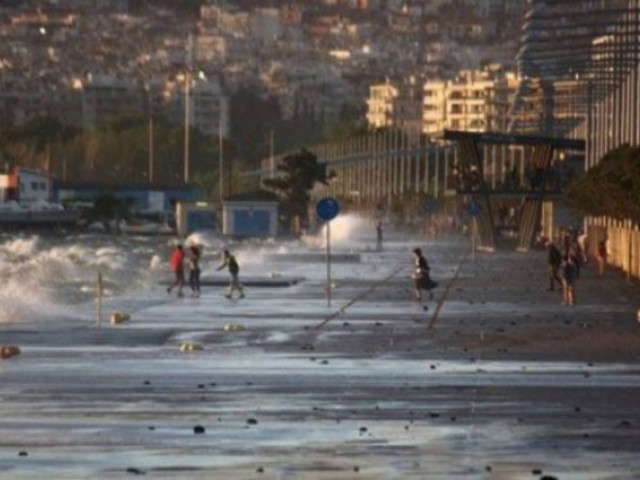 Απίστευτες φωτογραφίες: Ο Θερμαϊκός βγήκε στη στεριά