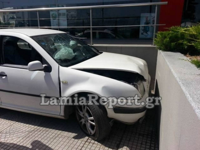 Λαμία: «Άγιο» για μία οδηγό αυτοκινήτου (pics)