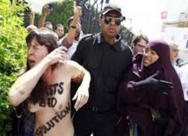 Αντιμέτωπη με φυλάκιση 2 ετών η γυμνόστηθη ακτιβίστρια στην Τυνησία