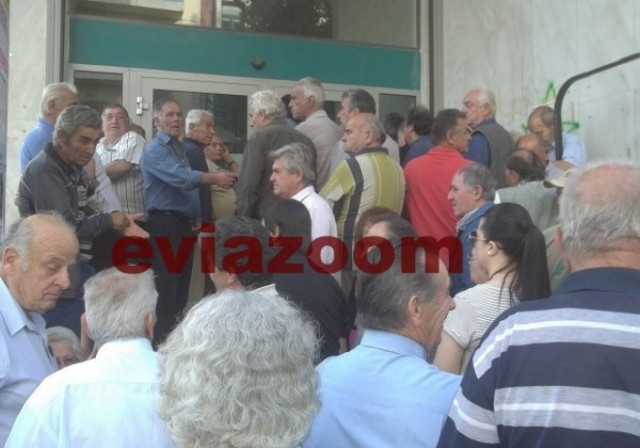 Εύβοια: Ουρές και νεύρα από το πρωί στις τράπεζες (vid)
