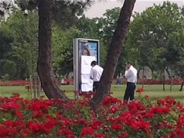 Τουρκία: Κάλυψαν αφίσα που απεικόνιζε γυναίκα με μπικίνι!