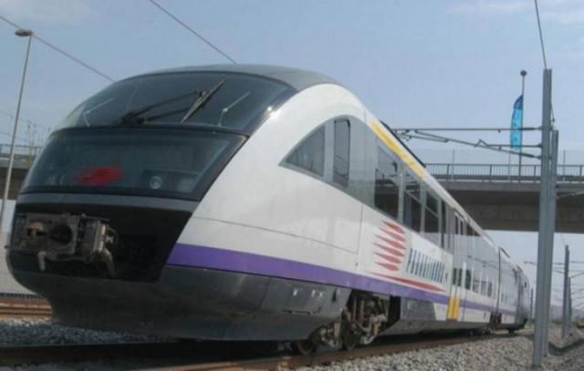 Θερμόαιμο ζευγάρι αναστάτωσε τον προαστιακό!