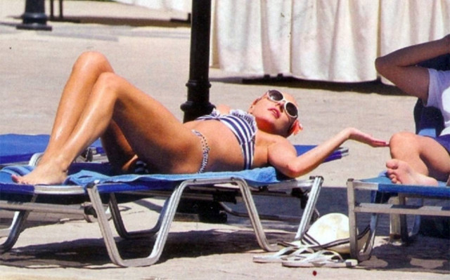 Δείτε την Τάμτα με μικροσκοπικό μαγιό (pics)