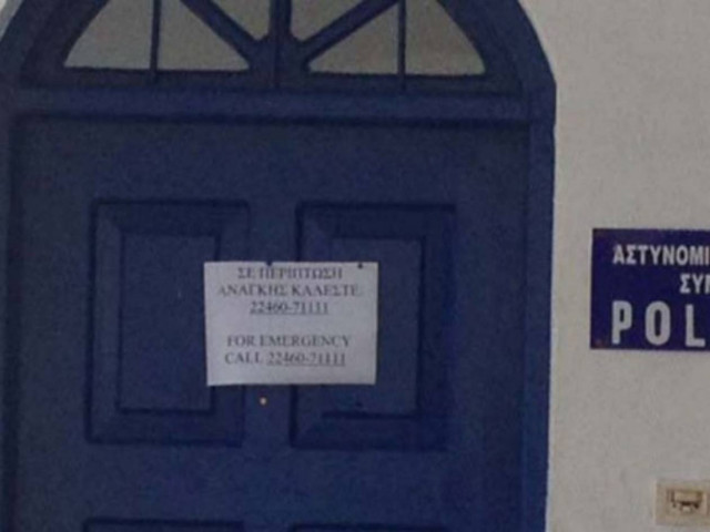Σύμη: Δε φαντάζεστε τι γράφει η ταμπέλα στο αστυνομικο τμημα!