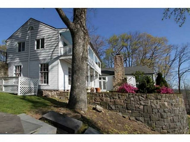 Γνωστός ηθοποιός βγάζει την βίλα του στο σφυρί