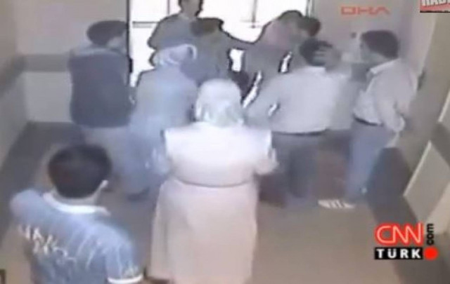 Ξυλοκόπησαν τον γιατρό όταν τους είπε ότι ο ασθενής πέθανε