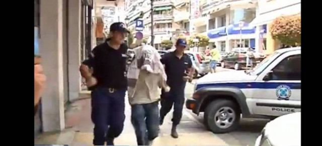 Βίντεο: Η στιγμή της μεταφοράς στο ΑΤ Καβάλας του 23χρονου Αλβανού