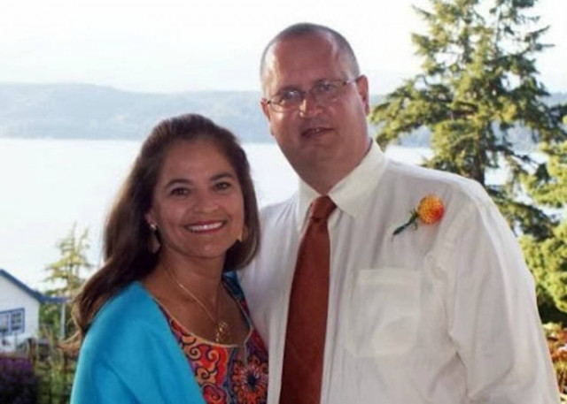 Τραπεζίτης τρελάθηκε κι άρχισε να μοιράζει εκατομμύρια σε περαστικούς